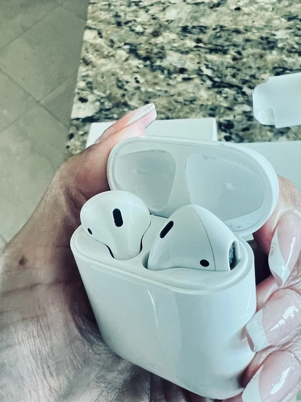 Apple White AirPods Wireless Earbuds with Charging Case